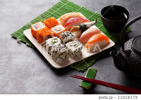Set of sushi, maki and green tea 21028379
