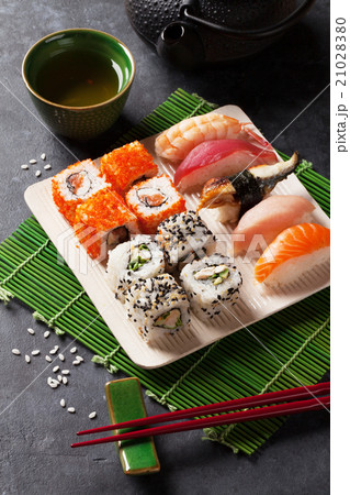 Set of sushi, maki and green tea 21028380