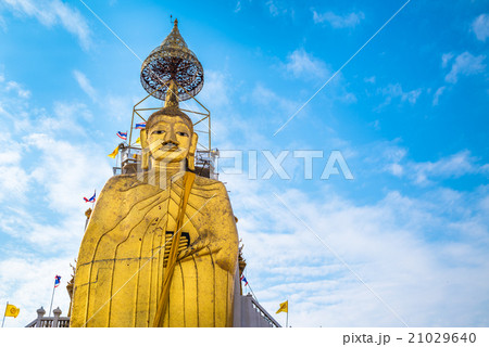 Big Standing Buddha at Wat Intharawihan temple 21029640
