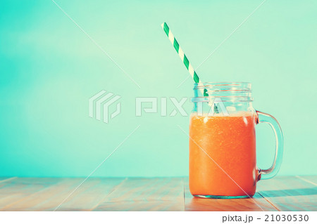 Carrot juice in masons jar Carrot juice in masons jar 21030530