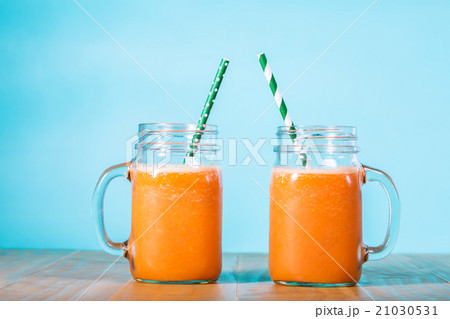 Carrot juice in masons jars 21030531