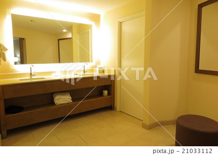 アメリカのホテルのバスルーム 21033112