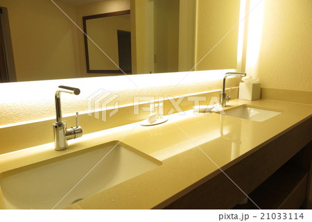 アメリカのホテルのバスルーム 21033114