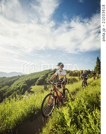Parents with sons (10-11,12-13) during bike trip 21033618