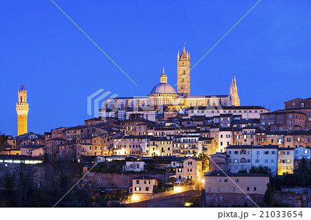 Townscape with Siena Cathedral at dusk Townscape with Siena Cathedral at dusk 21033654