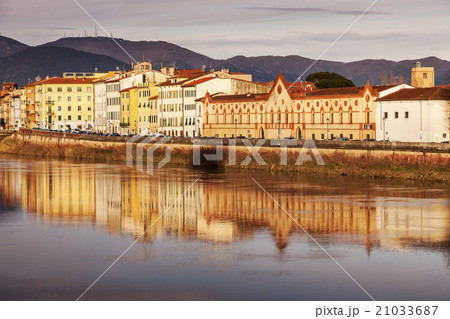Townhouses by Arno river at sunset 21033687