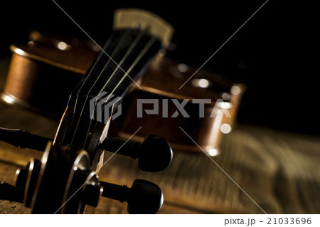 Violin on table Violin on table 21033696