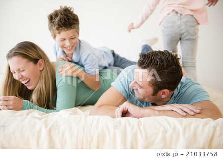 Family with two children (6-7, 8-9) in bedroom 21033758