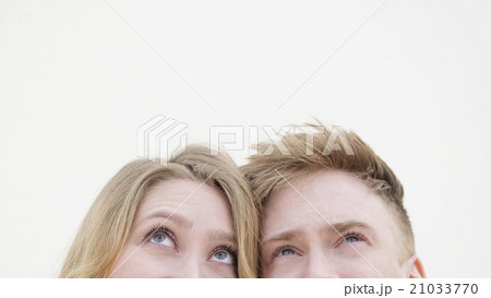 Young couple looking up 21033770
