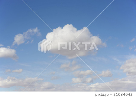 Cumulus clouds on blue sky 21034042