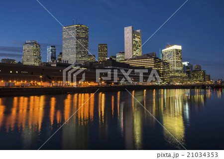 Buildings along Fort Point Channel 21034353