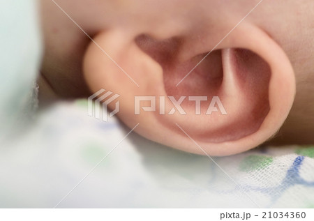 Close-up of baby boy's (2-5 months) ear Close-up of baby boy's (2-5 months) ear 21034360
