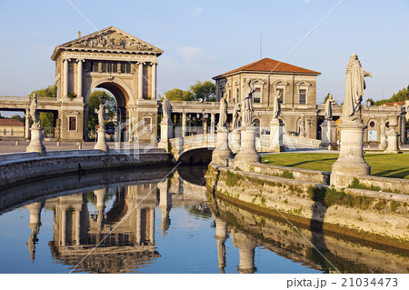 Prato della Valle with statues Prato della Valle with statues 21034473