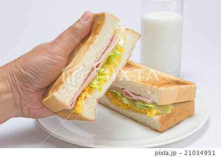 シニアの手とホットサンドイッチ 21034951