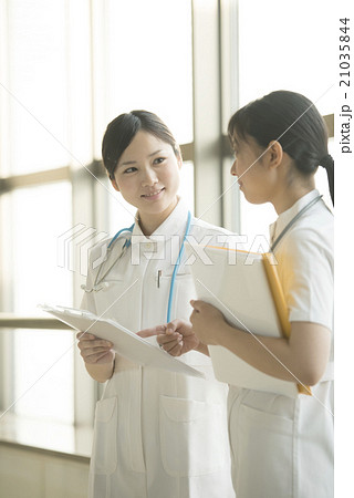 打合せをする看護師 打合せをする看護師 21035844