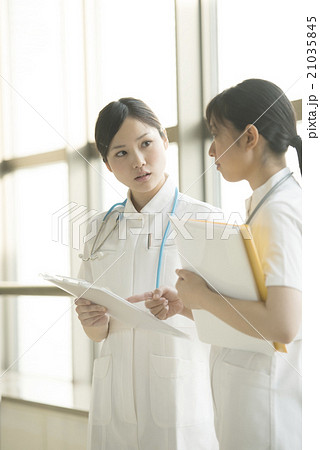 打合せをする看護師 21035845