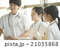打合せをする看護師 21035868