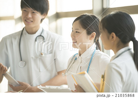 打合せをする看護師 21035868