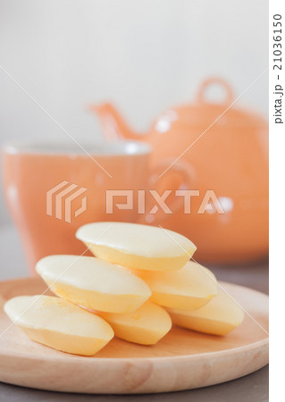 Traditional Thai cookies on wooden plate 21036150
