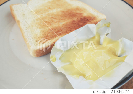 Slice toast bread with butter Slice toast bread with butter 21036374