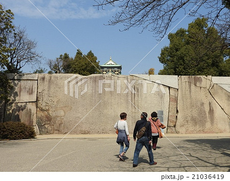 大阪城公園内：桜門を入ったところにある巨石「蛸石」 21036419