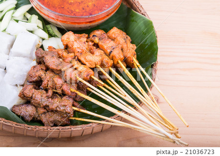 Barbecue satay served on traditional rattan plate 21036723