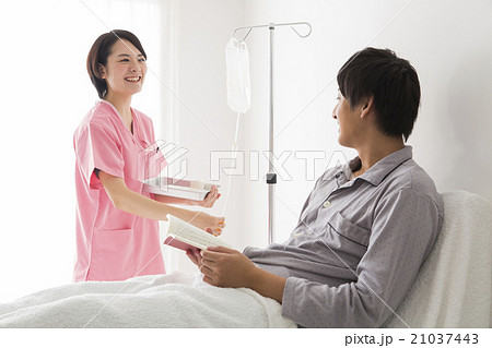 入院中の男性の写真素材