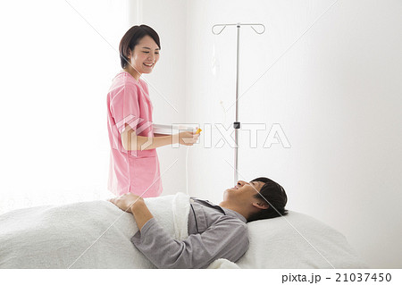 入院中の男性の写真素材