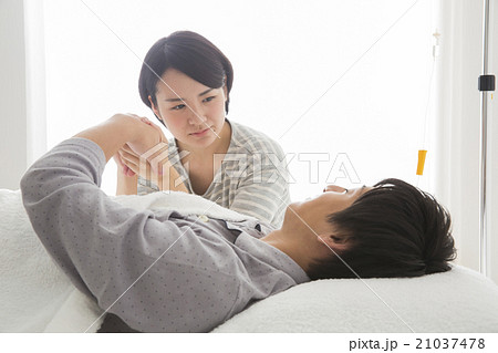 入院中の男性 入院中の男性 21037478