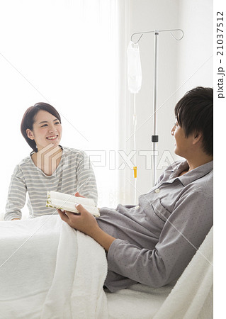 入院中の男性 入院中の男性 21037512