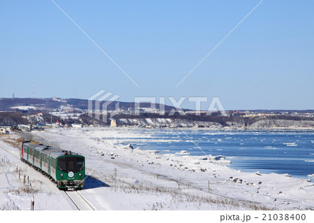 流氷が浮かぶ海辺を行く観光列車 21038400