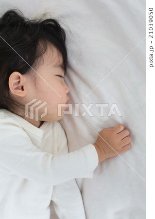 お昼寝する赤ちゃん 21039050
