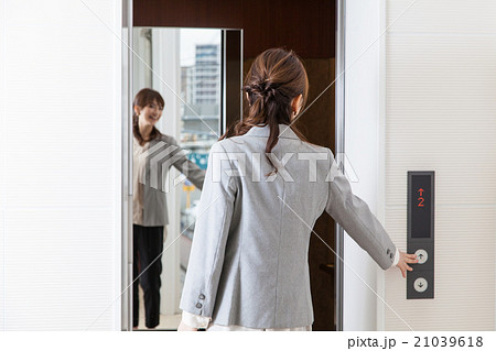 エレベーターに乗る女性 21039618