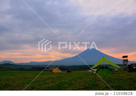 キャンプ場と富士山と朝焼け キャンプ場と富士山と朝焼け 21039628