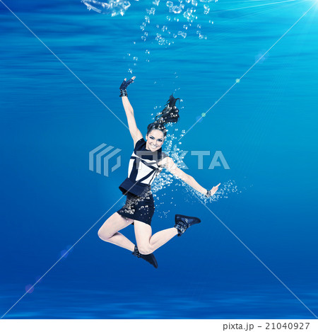 Woman swimming undewater in the sea 21040927