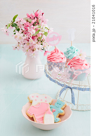 Decorated yellow cupcakes 21041016