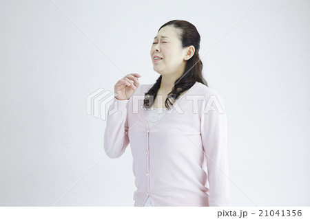 40代女性くしゃみアレルギー花粉症自然光白バック 21041356