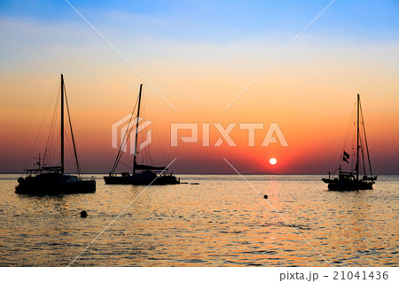 Sunset on the sea with boat Sunset on the sea with boat 21041436