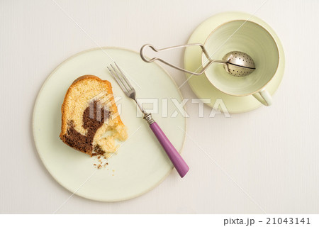 Slice of marble cake 21043141