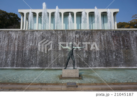 兵庫県神戸市須磨区の丘陵に広がる広大な都市公園「須磨離宮公園」:滝とレストハウス 兵庫県神戸市須磨区の丘陵に広がる広大な都市公園「須磨離宮公園」:滝とレストハウス 21045187