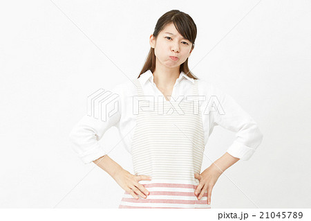 エプロンを付けた女性　怒る 21045789