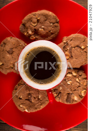 Coffee cup and amaretti biscuits on wooden backgro 21047929