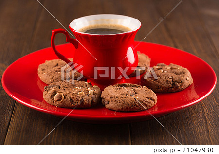 Coffee cup and amaretti biscuits on wooden backgro 21047930