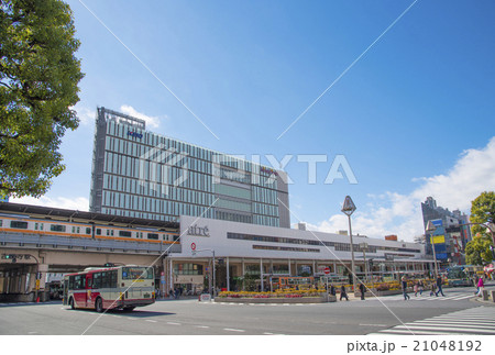吉祥寺駅と駅前広場（東京都武蔵野市） 21048192