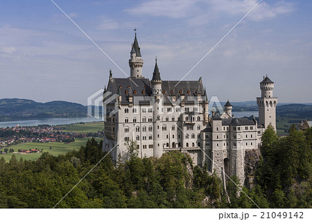 Neuschwanstein castle under mild soft sunlight 21049142
