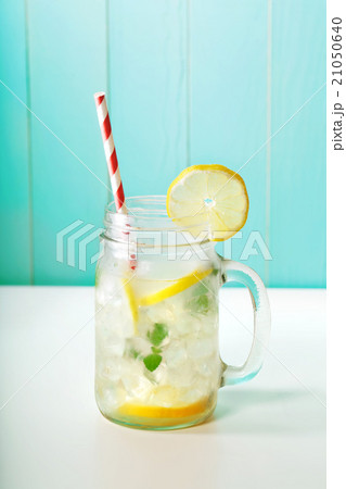 Lemonade in mason jar 21050640