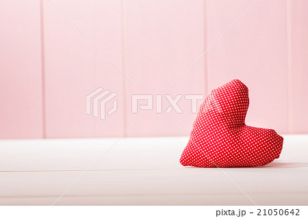 Red heart pillow 21050642