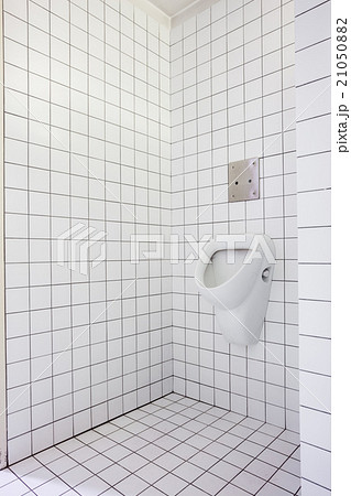 urinal on the wall 21050882
