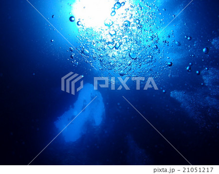パラオの有名ダイビングポイントのブルーホールから射し込む光と泡 21051217