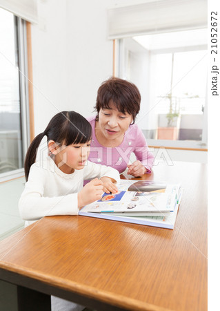 おばあちゃんと孫 おばあちゃんと孫 21052672